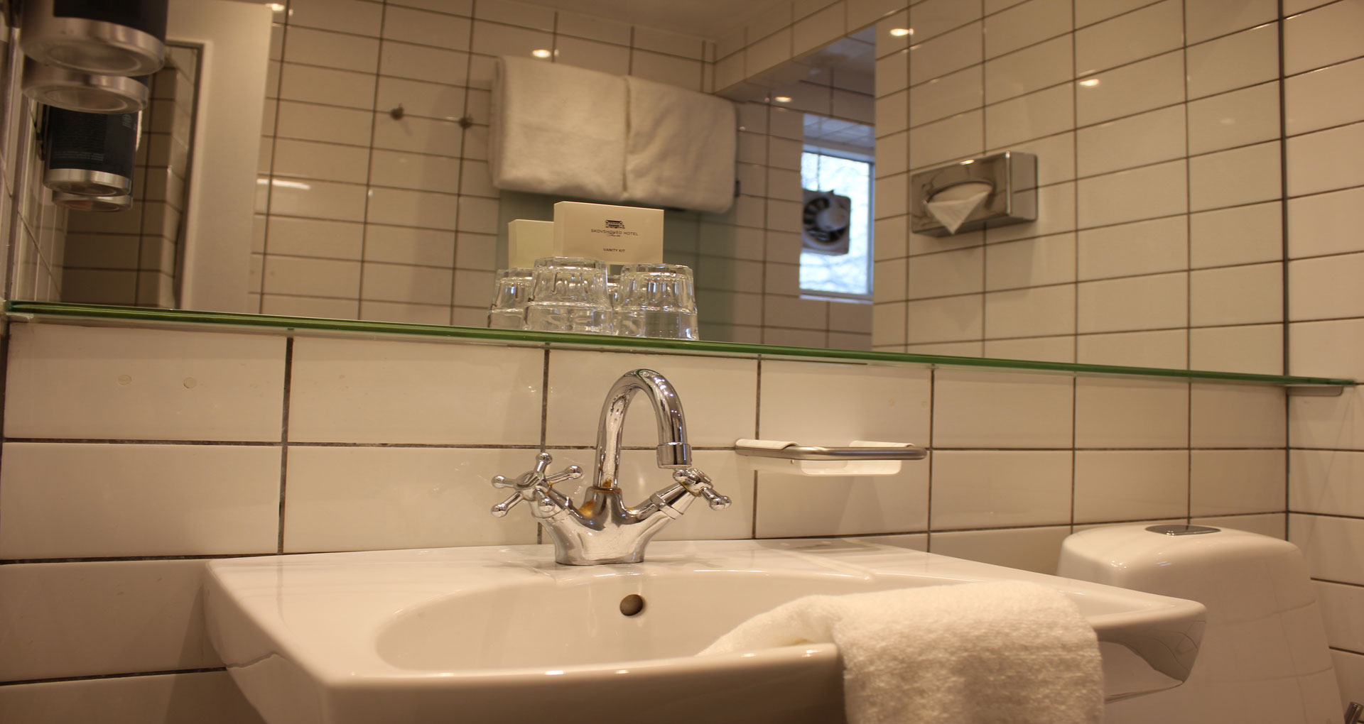 Dejligt lyst badeværelse I Skovshoved Hotel