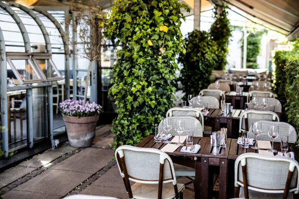 hyggelig udendørs terrasse I Skovshoved Hotel