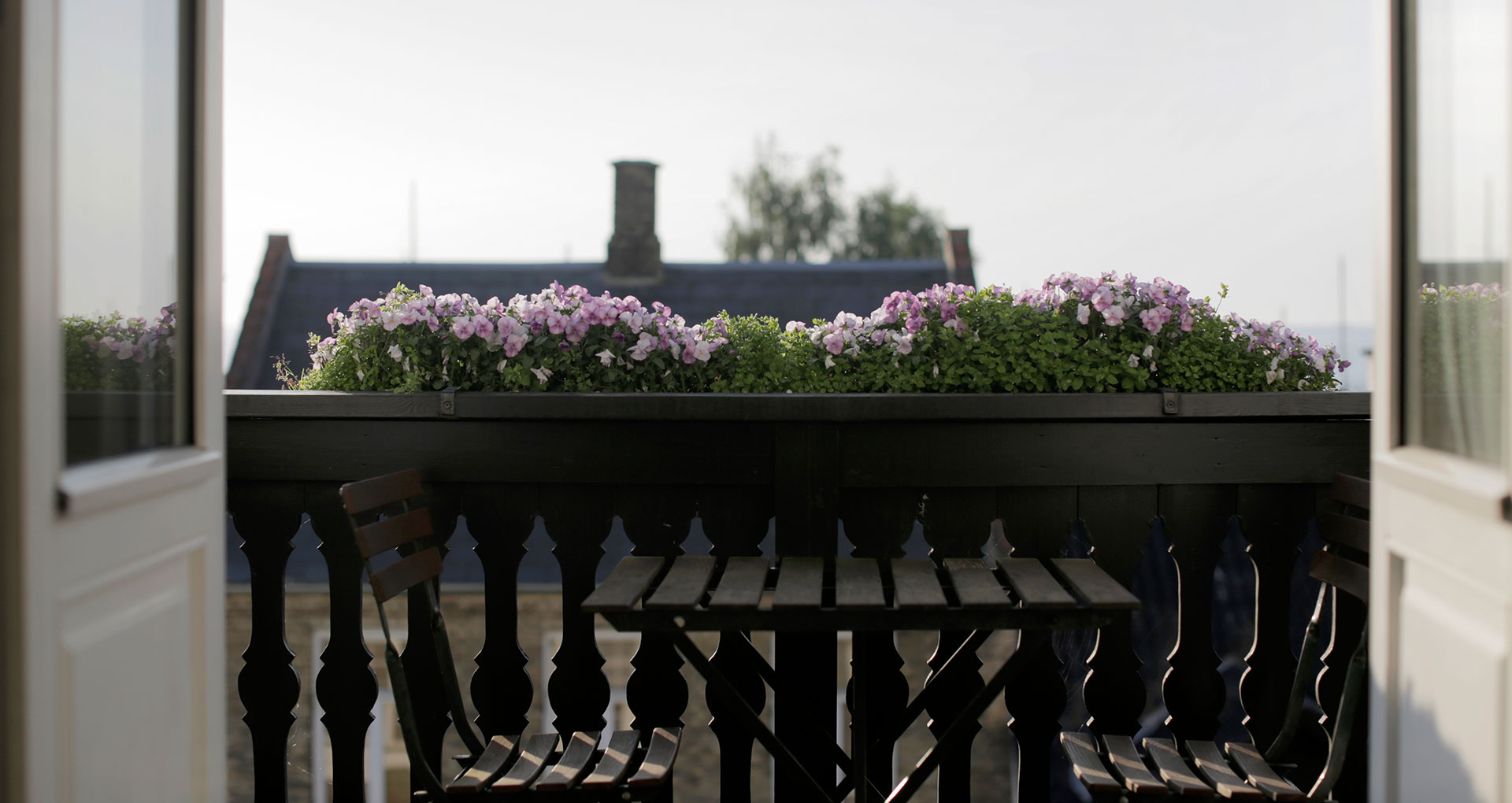 Balkon med udsigt til vandet I Skovshoved Hotel