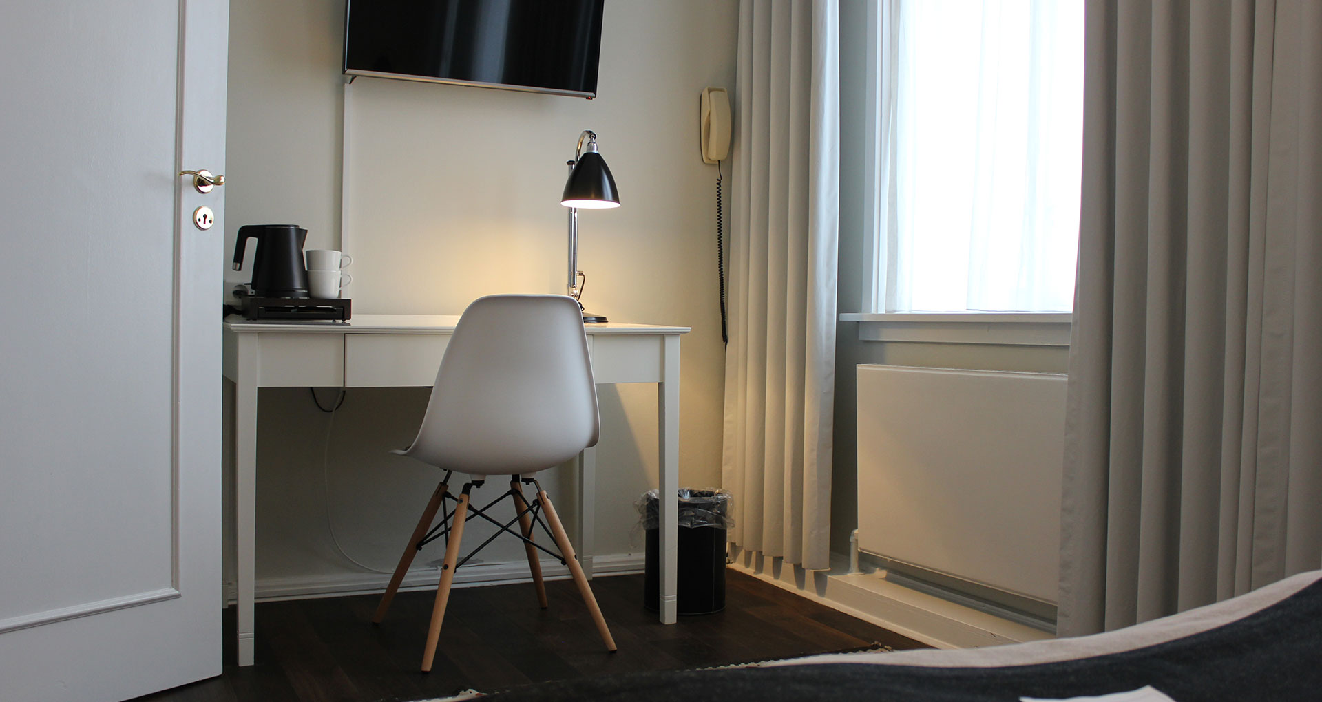 Writing desk in standard room I Skovshoved Hotel